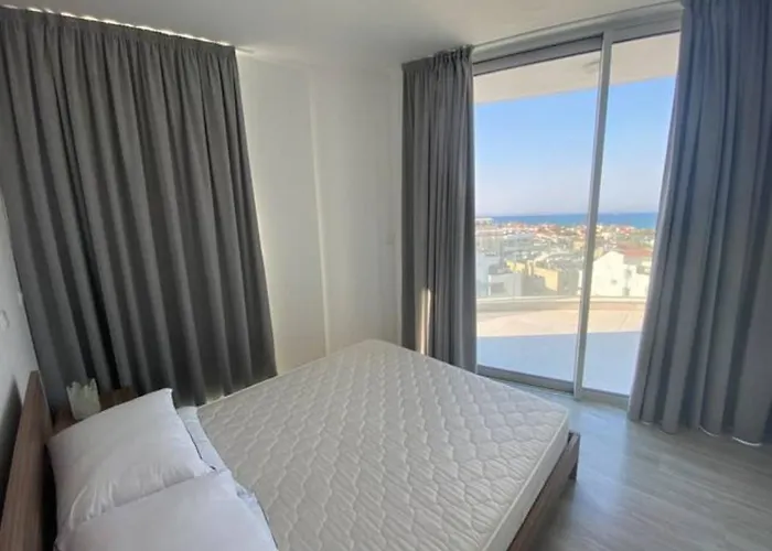 Mckenzie 2 Bedrooms Seaview Apartament Larnaca